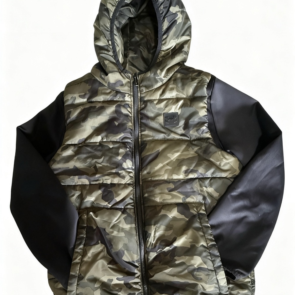 Under Armour Boys' Camo Hooded Puffer Jacket - Olive Green & Black Used (9/10 ) - Picture 2 of 7